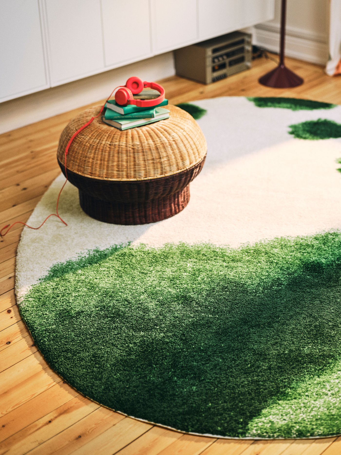 An oval/green off-white IKEA PS 2026 rug, low pile in the living room