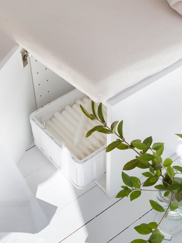 BRANKIS kurv med JUBLA stearinlys, placeret skjult i opbevaringsbænken. 