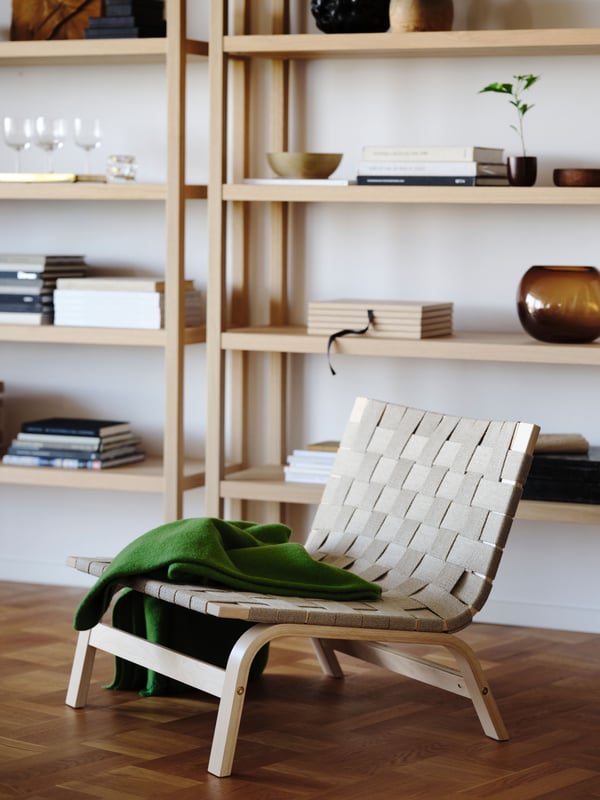An oak veneer STOCKHOLM 2025 shelving unit in the living room