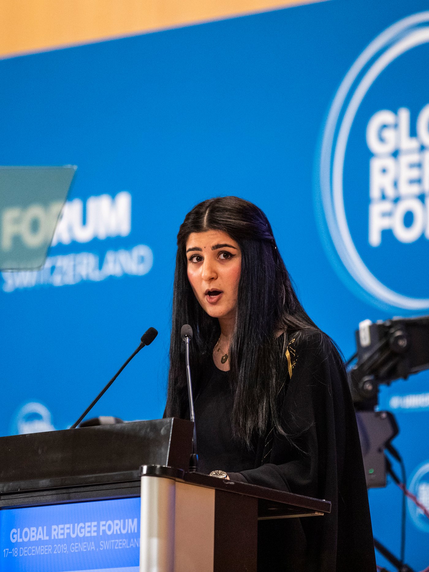 Irakisk flygtning Aya Abdullah taler ved Global Refugee Forum (globalt flygtningeforum).