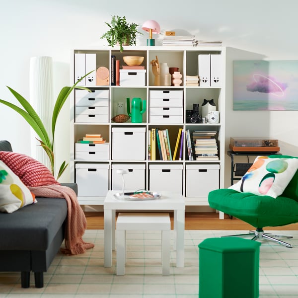 Mini-commode FJÄDERHARV blanche avec 2 tiroirs dans le salon pièce.