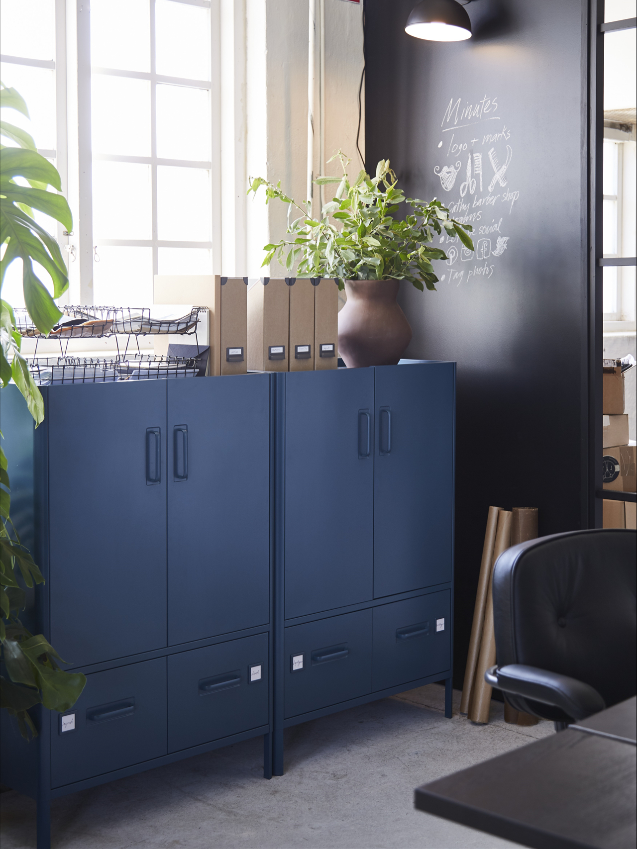 A terracotta INDUSTRIELL vase in the home office