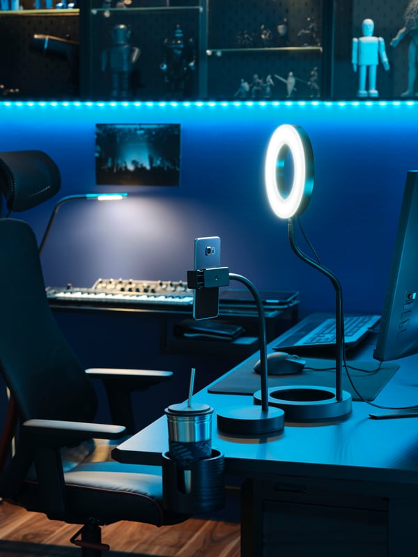 A desk with LÅNESPELARE accessories.