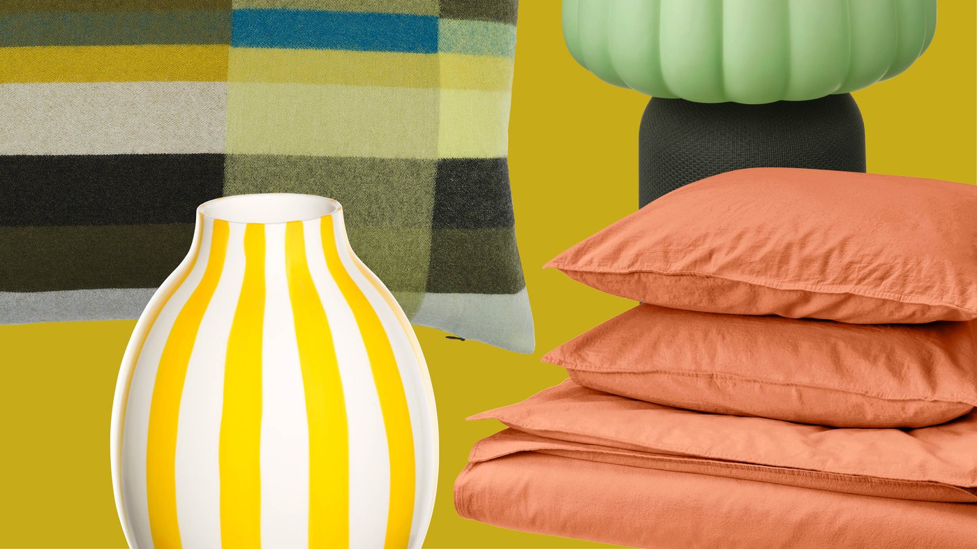 Un vase rayé IKEA, un coussin à carreaux verts, une lampe pastel et une literie orange chaud s'associent pour créer une esthétique ludique et vibrante dans la chambre à coucher.