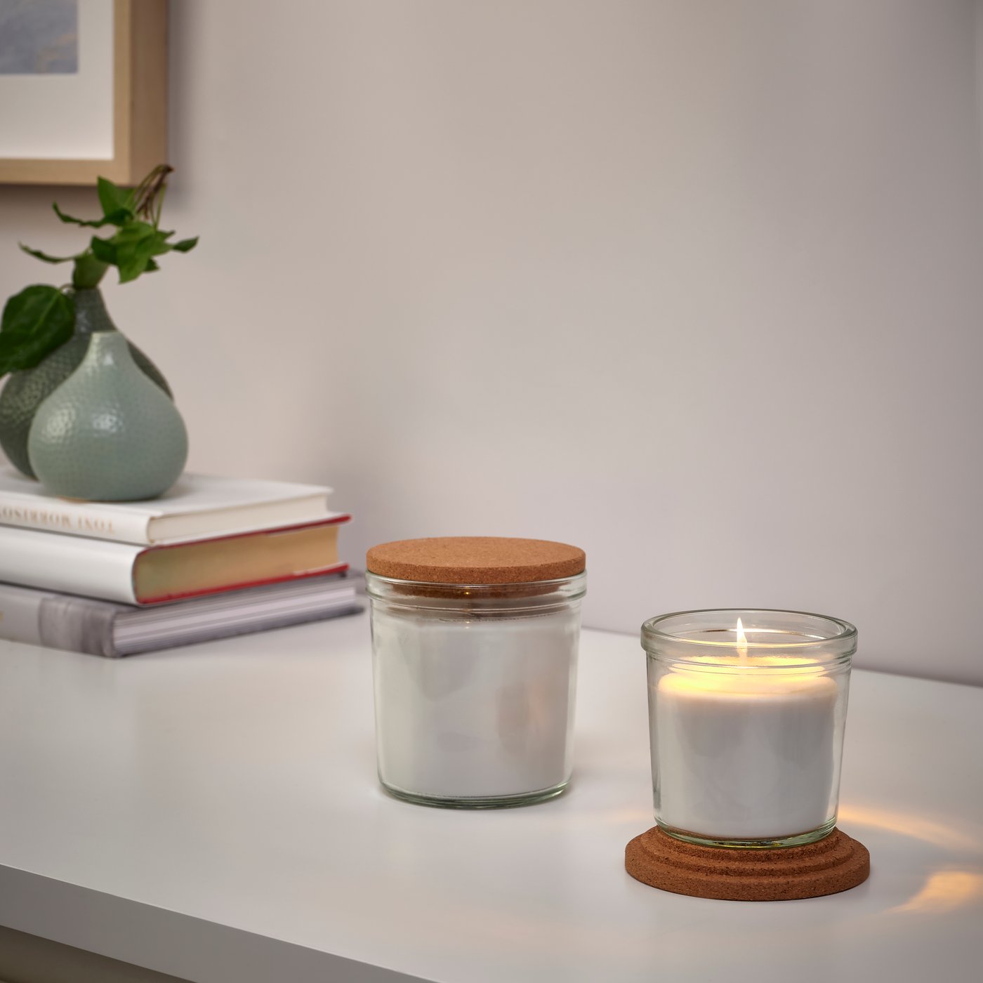A cork RÖNNSPIREA lid for scented candle