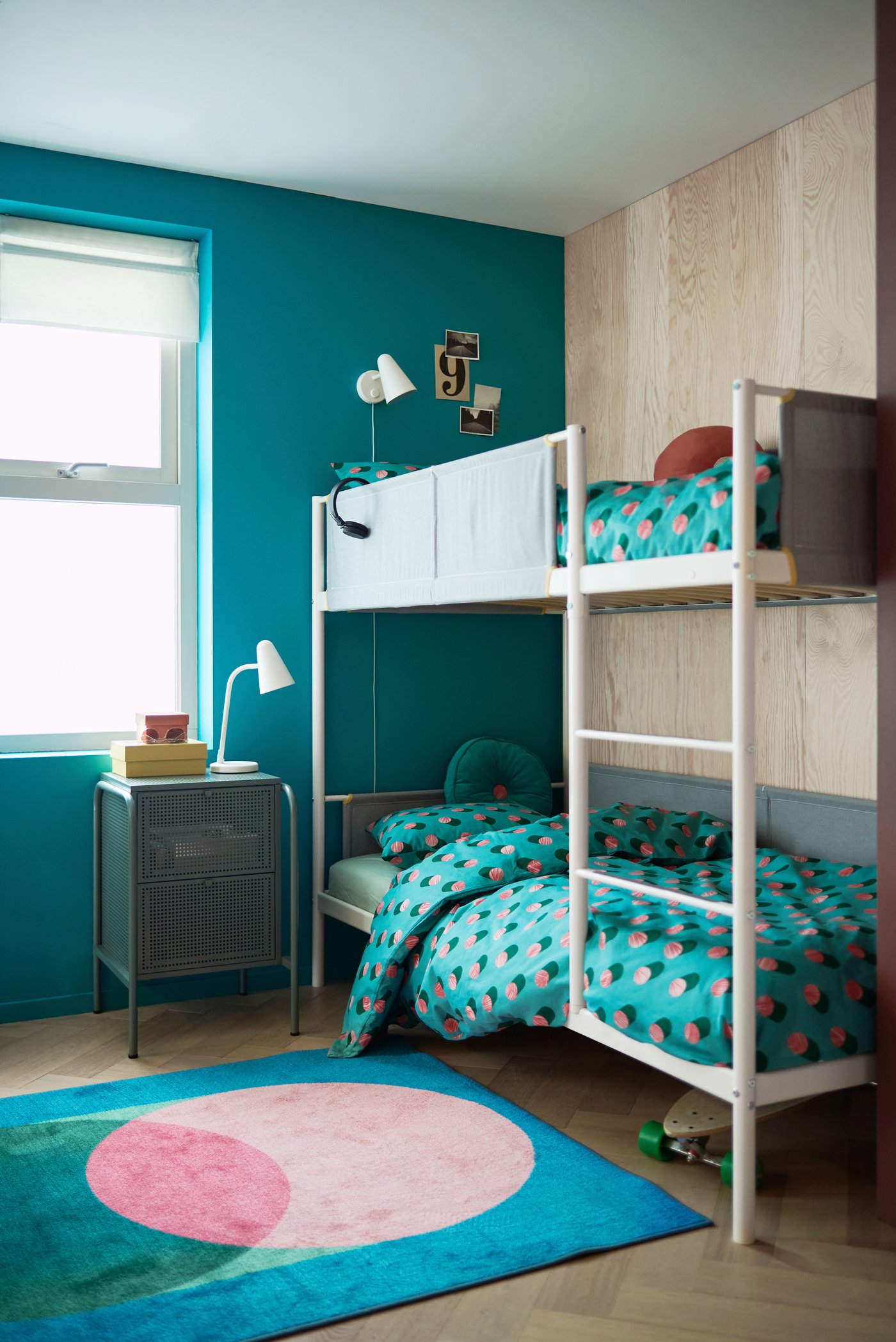 A dotted/pink turquoise GRACIÖS duvet cover and pillowcase in the childrens room