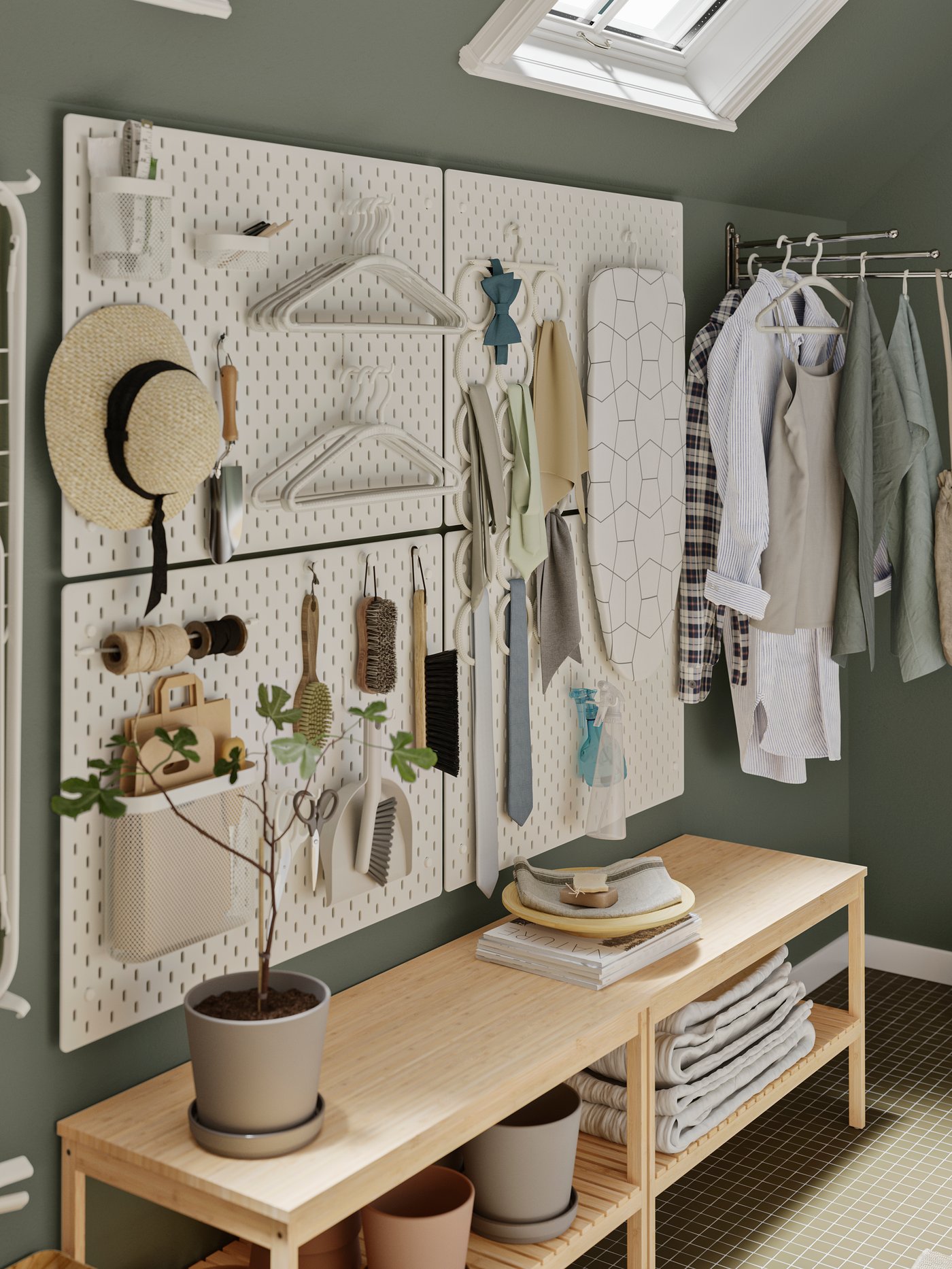 Una habitación con una banqueta y en la pared cuatro tableros perforados SKÅDIS  organizando ropas y accesorios.