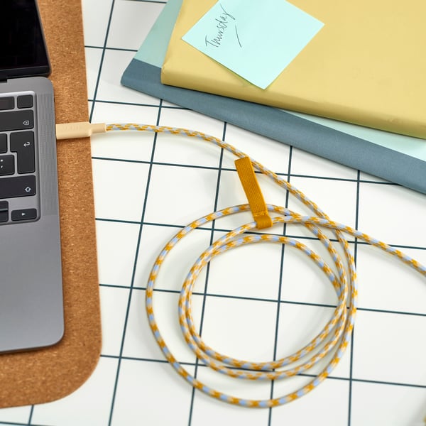 Un cable RUNDHULT USB‑C a USB‑C en tonos beige y azul.