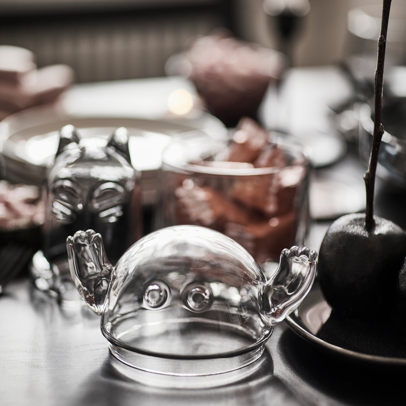A cat dark grey KUSTFYR decoration in the dining room