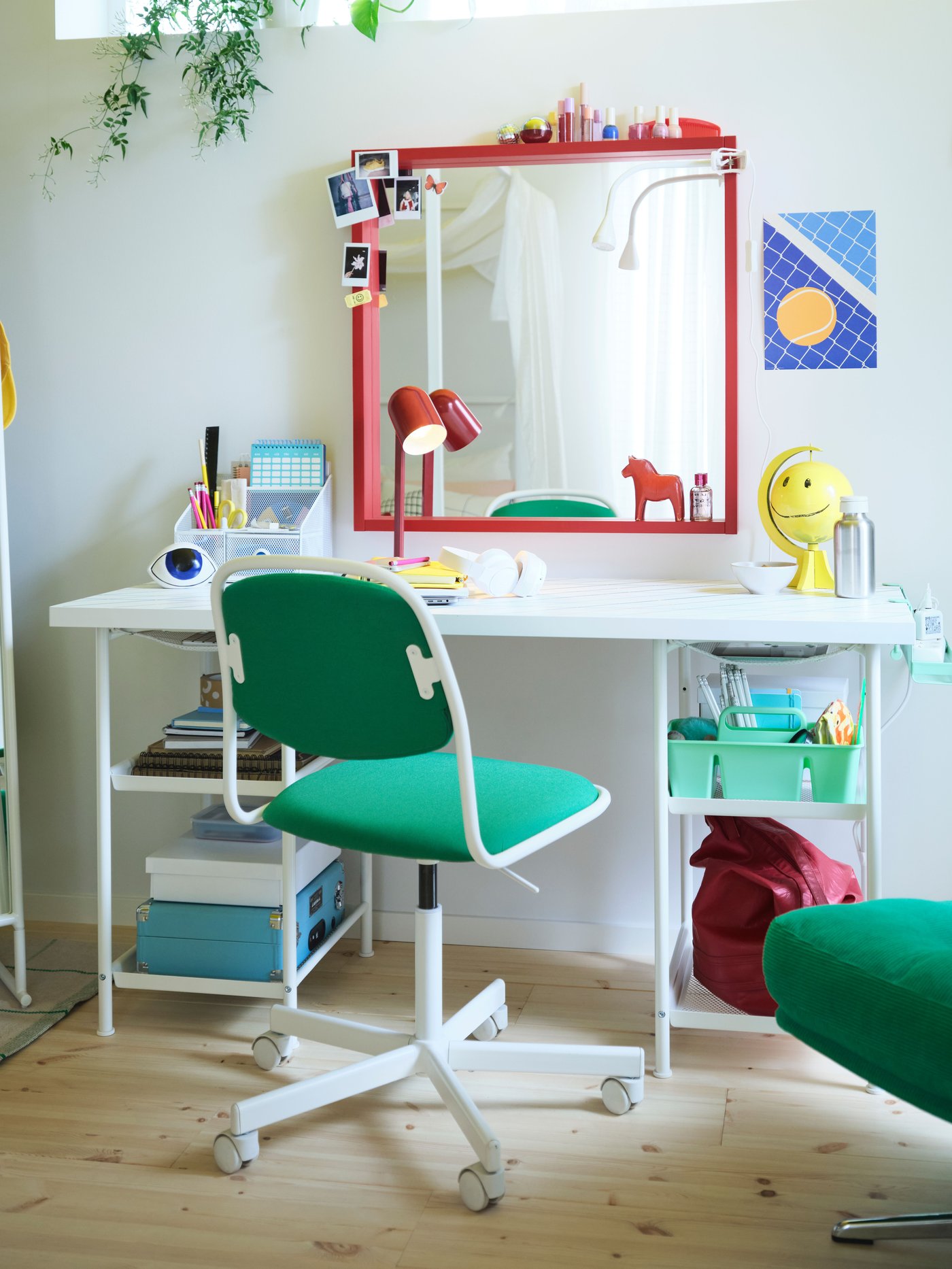 Silla giratoria ÖRFJÄLL blanca con verde Vissle en una habitación infantil.