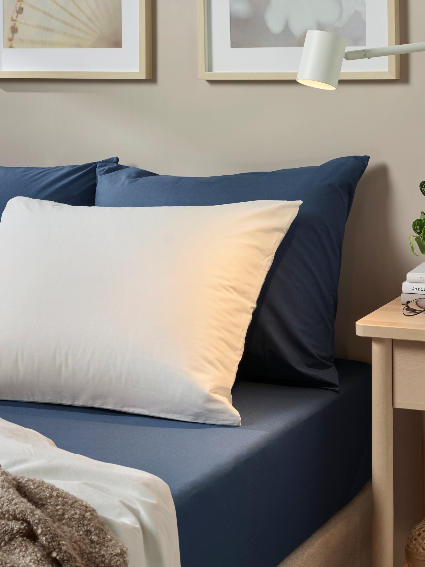 A dark blue ULLVIDE fitted sheet