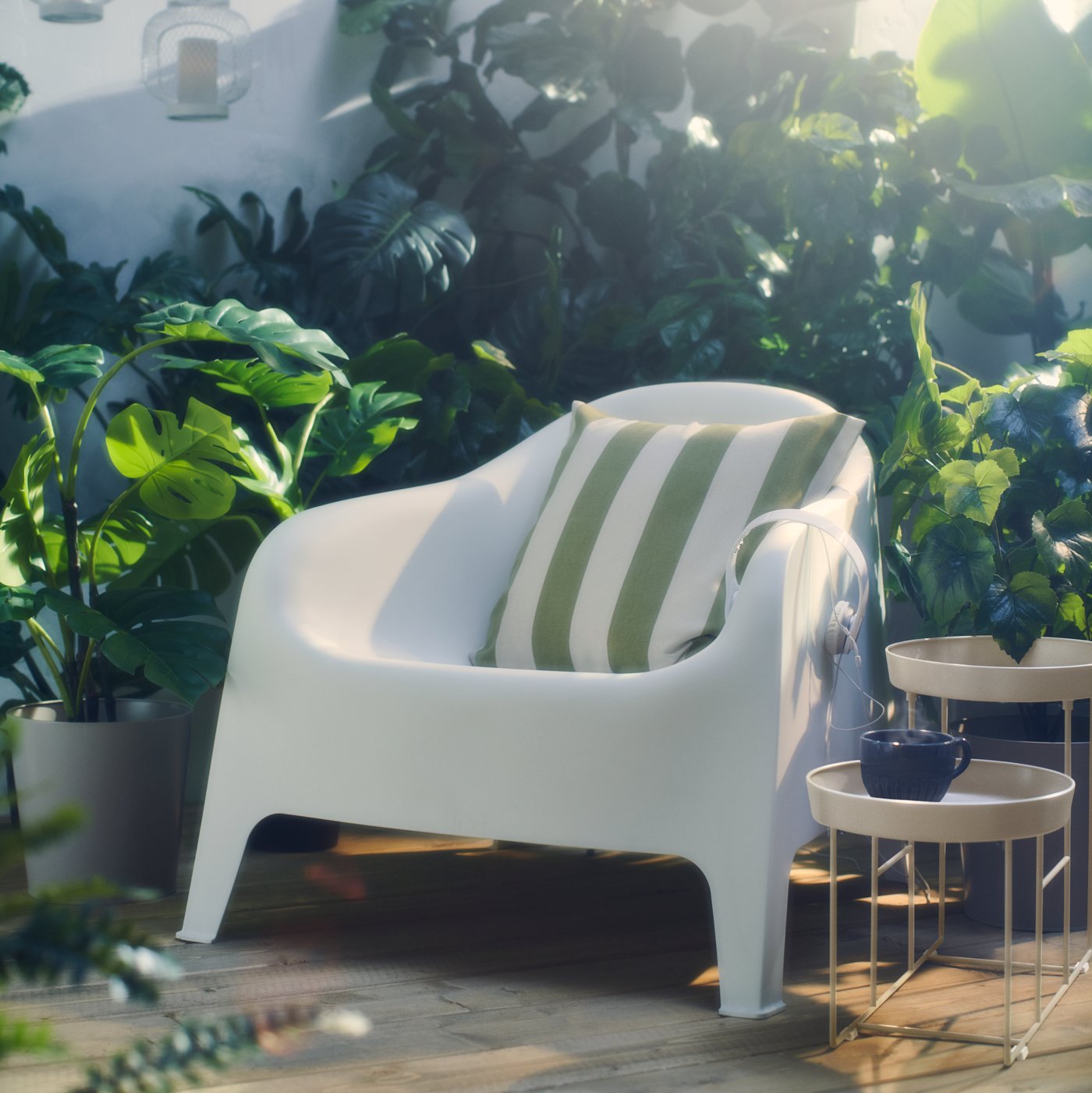 A white SKARPÖ armchair, outdoor outside