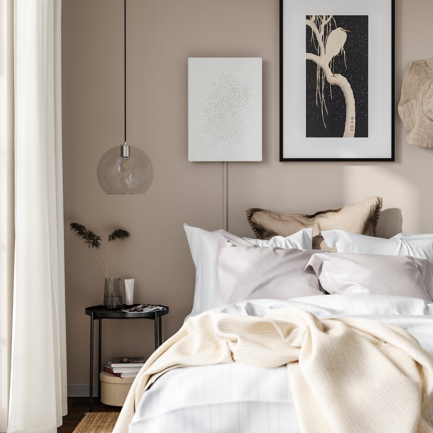 Una cornice con cassa Wi-Fi SYMFONISK bianca è appesa a una parete beige, dietro a un letto con biancheria da letto bianca.