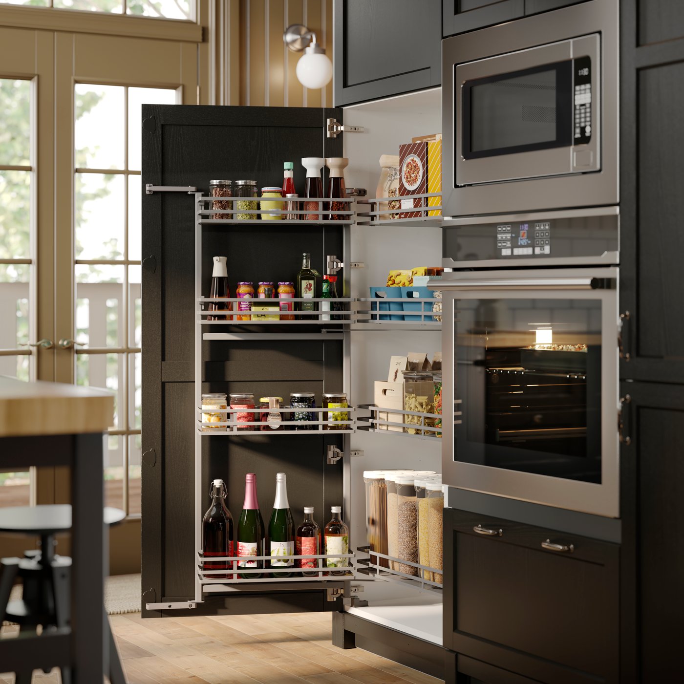 Una cocina con un gabinete alto SEKTION utilizado como despensa, con estantes extraíbles para despensa llenos de frascos y botellas.