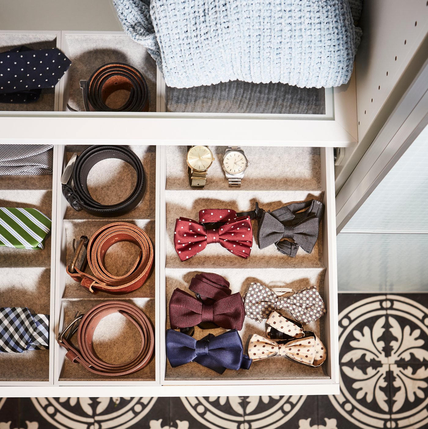 A light grey KOMPLEMENT insert with 4 compartments in the bedroom
