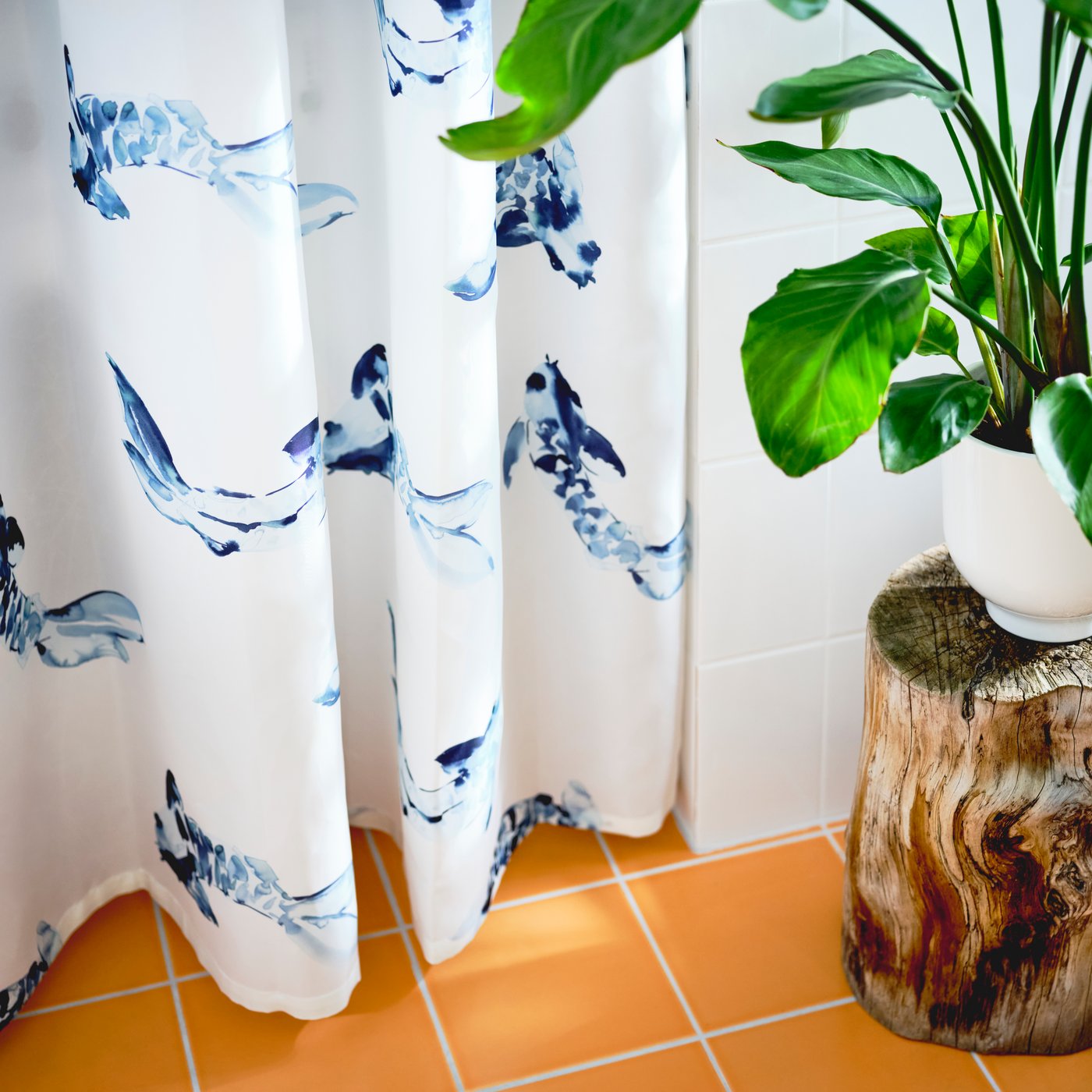 A white blue/fish VATTENSJÖN shower curtain in the bathroom