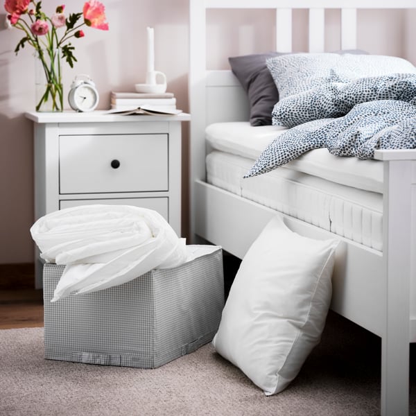 A white/blue TRÄDKRASSULA duvet cover and pillowcase in the bedroom
