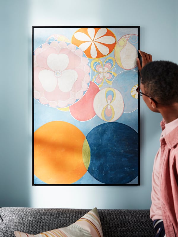 BILD poster featuring a replica of a pastel artwork created by the artist Hilma af Klint, hanging on a light-blue wall.