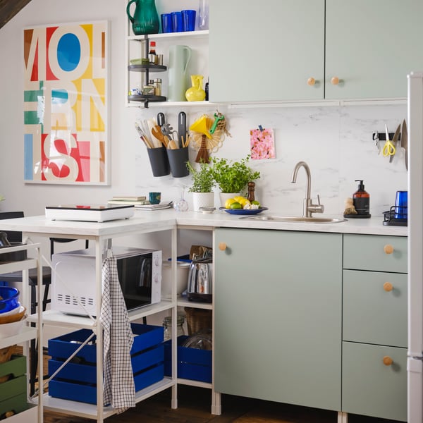A well-equipped, small kitchen made up of a combination of ENHET units – open storage in white.