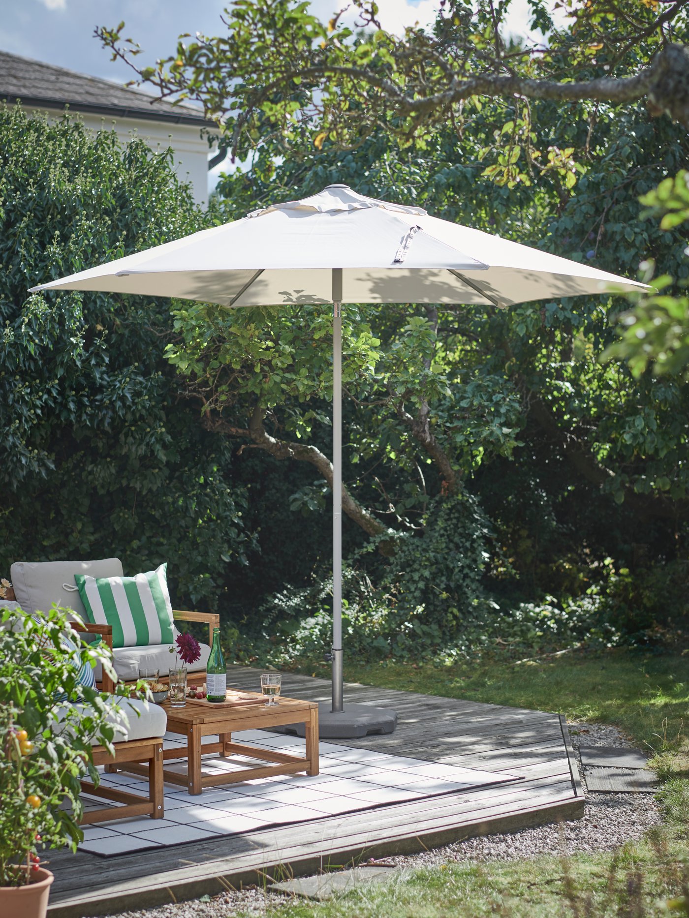 A light grey-beige/Huvön grey JOGGESÖ parasol with base