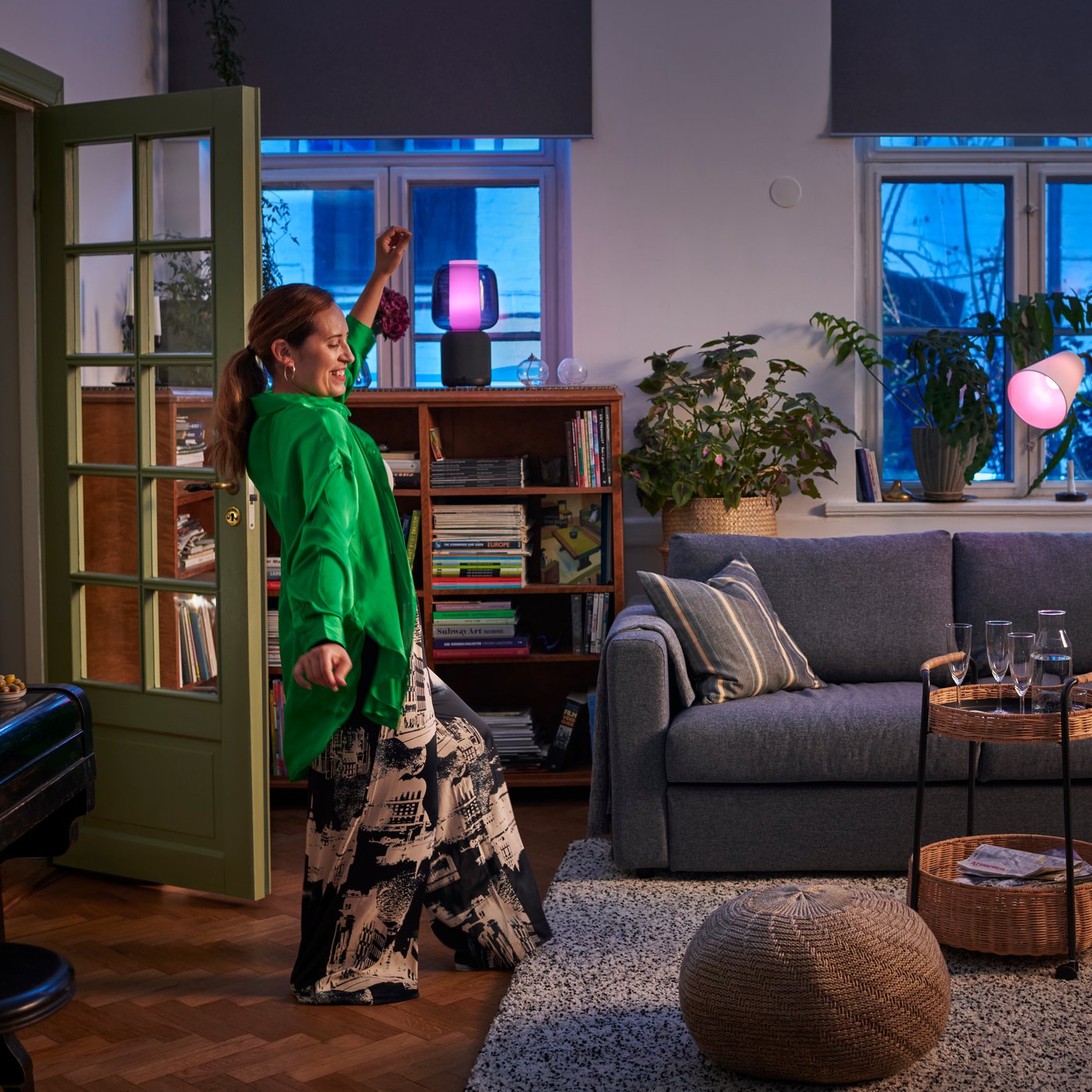 Ein schwarzer/intelligenter SYMFONISK-Lautsprecher-Lampenfuss mit WLAN im Wohnzimmer.
