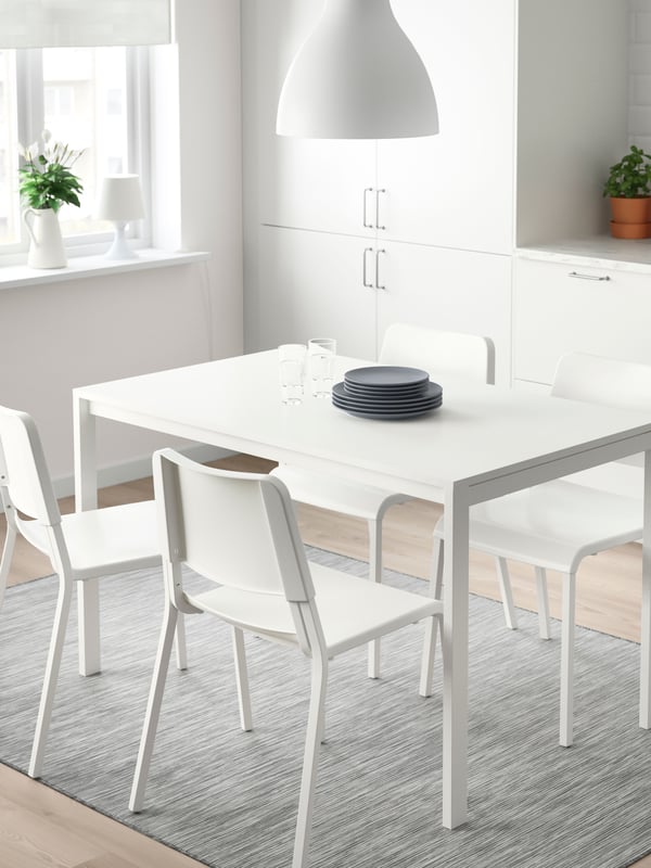 A white TEODORES chair in the kitchen