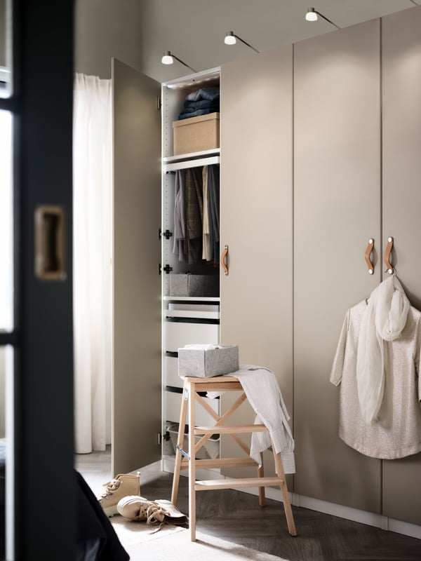 A nickel-plated LINDSHULT LED cabinet lighting in the bedroom