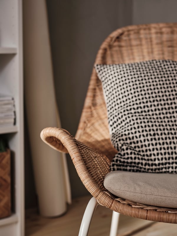 FRYKSÅS rottingfåtölj i modern och nätt design. 