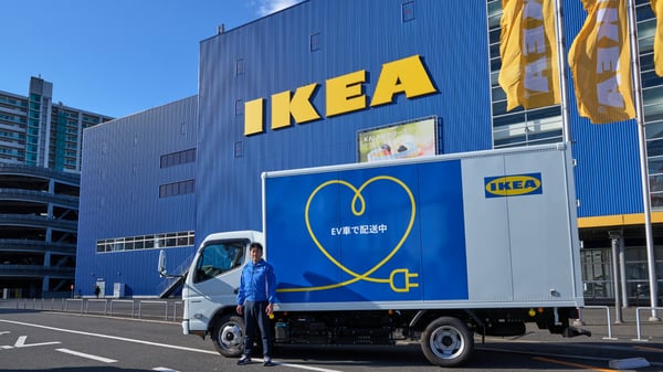 イケア店舗の前にトラックが止まっている。