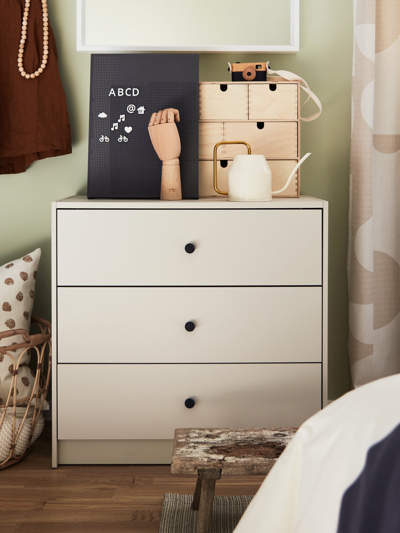 A natural HANDSKALAD decoration, hand in the bedroom