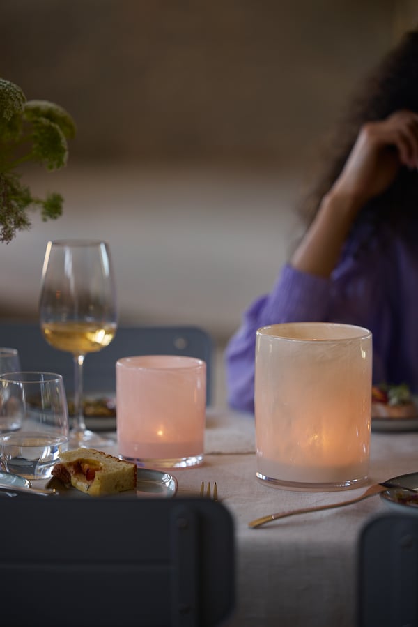 En rosa VINDSTILLA ljusstake i matsalen