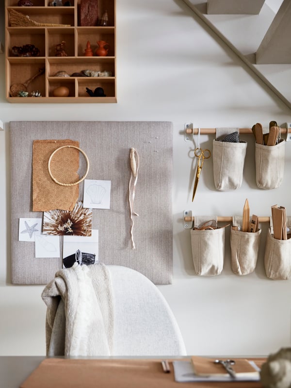 SVENSÅS Notiztafel mit Pins in beige mit Deko bestückt