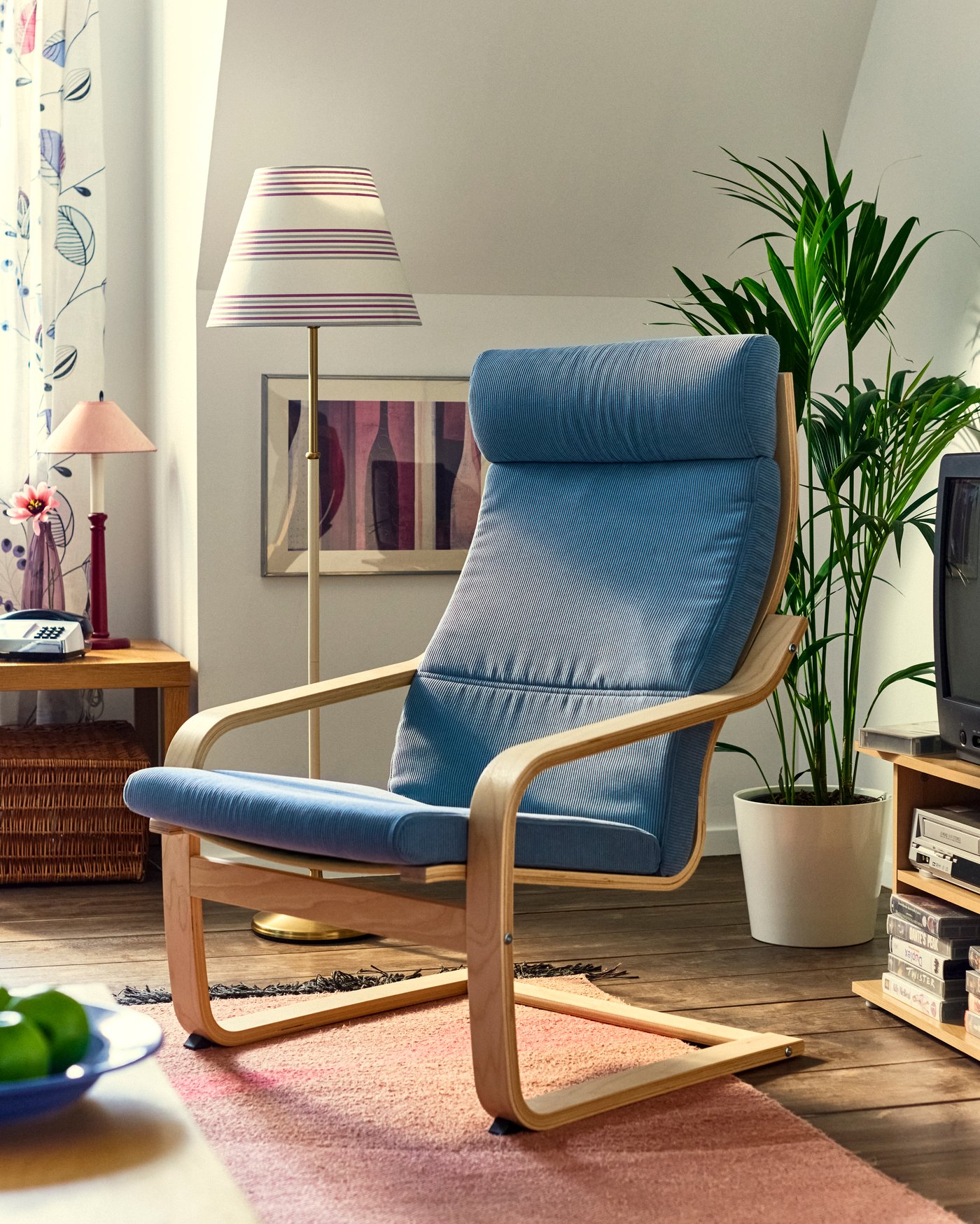 Ein POÄNG Sesselkissen in Kelinge Graublau im Wohnzimmer.