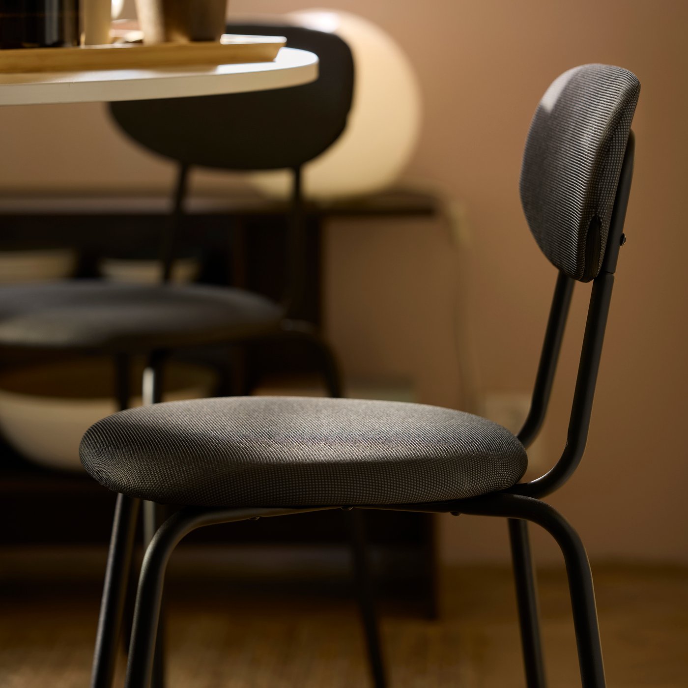 Une chaise ÖSTANÖ noir Remmarn/gris foncé