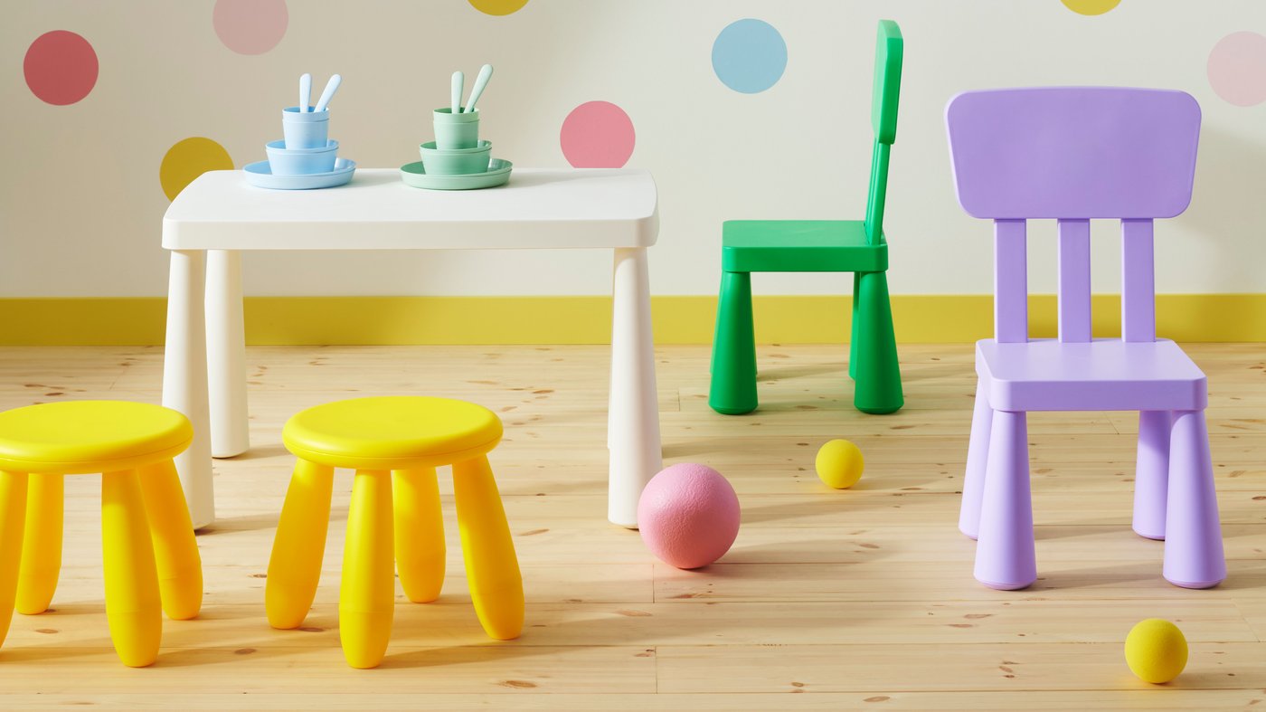 Une table blanche MAMMUT pour enfants, à utiliser à l'intérieur comme à l'extérieur, dans la chambre des enfants