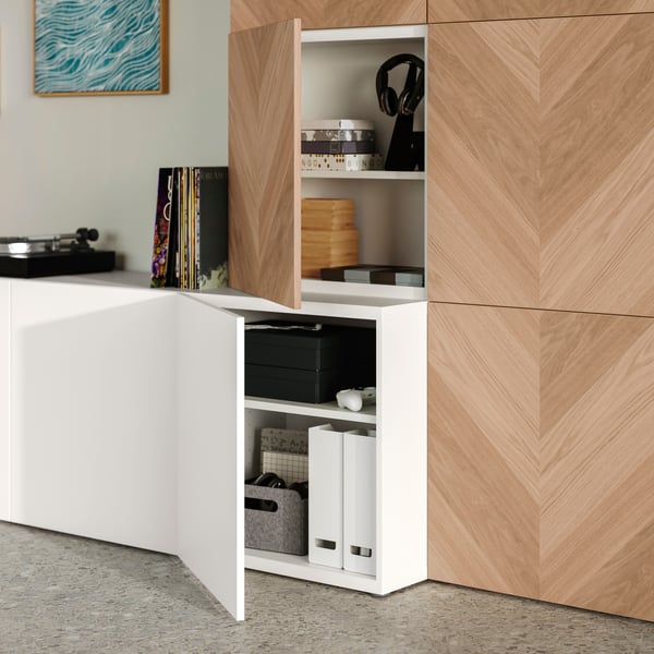 Una combinazione di mobili contenitori BESTÅ in rovere bianco Lappviken/Hedeviken con ante.