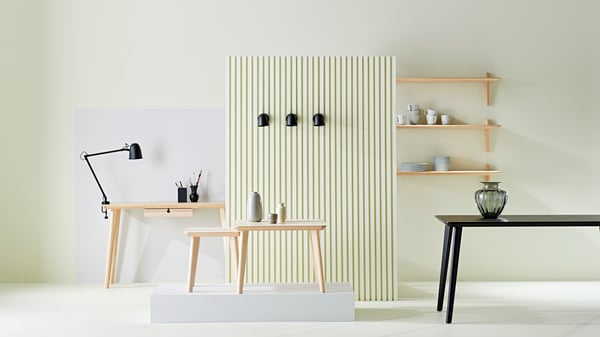 Una lámpara de pared SKURUP negra