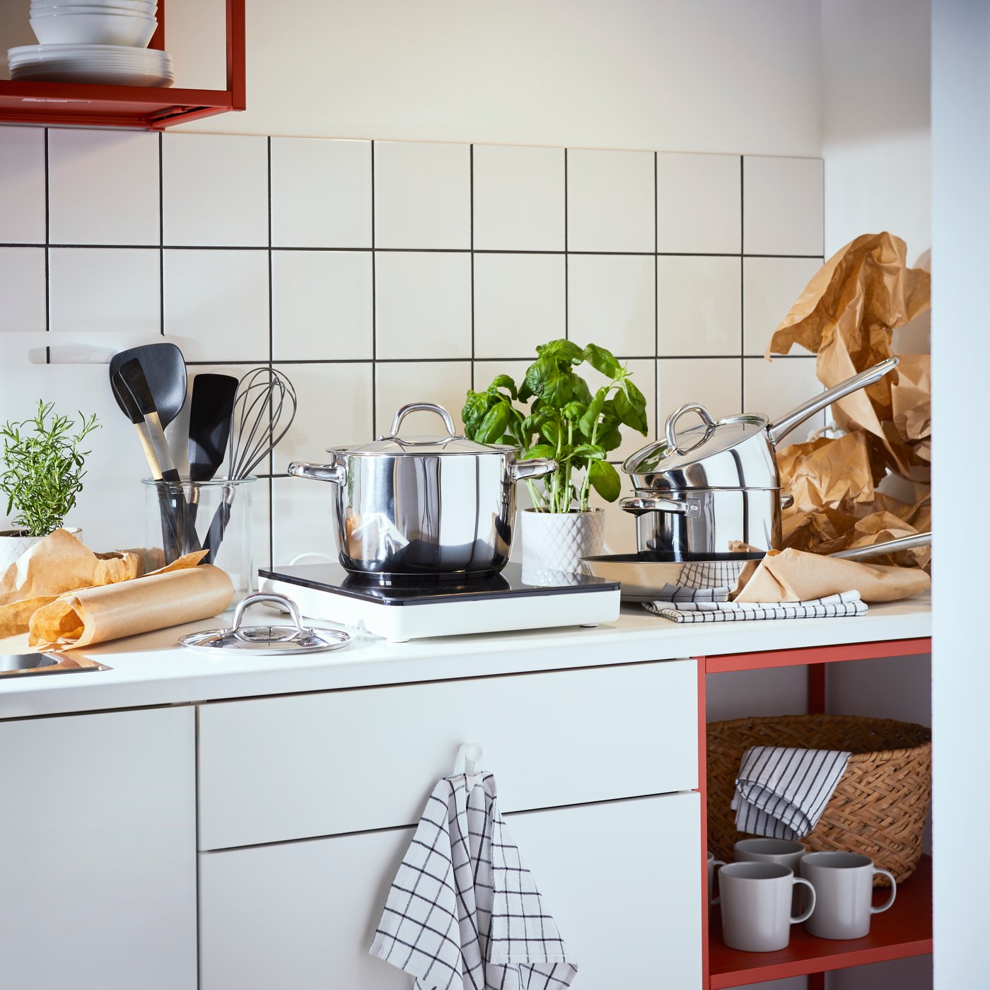 Una cocina ENHET color blanco, con varios utensilios sobre esta.