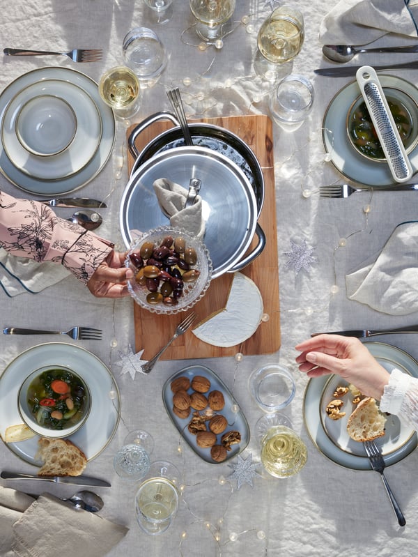 Mesa con una serie de pocillos IKEA, donde destacan los SÄLLSKAPLIG transparentes.