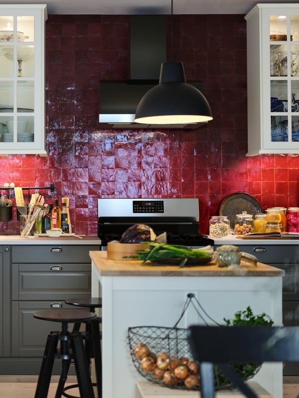 A SEKTION/MAXIMERA kitchen with an EKBACKEN worktop and two birch BEKVÄM kitchen trolleys creating a kitchen island.