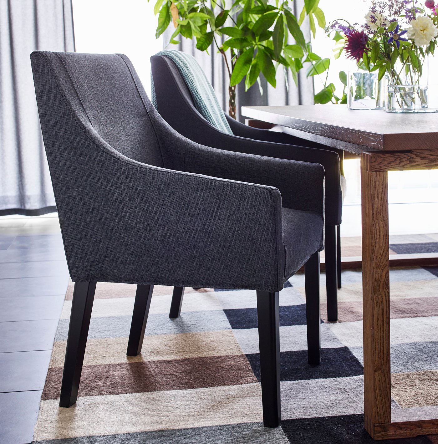 An oak veneer brown stained MÖRBYLÅNGA table in the dining room