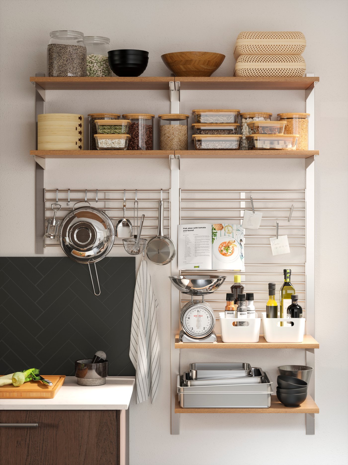 Riel de suspensión KUNGSFORS con repisa, escurridor de platos y rejilla de pared en acero inoxidable y fresno, instalado en una cocina.