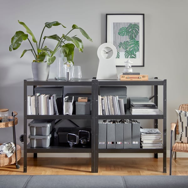 A dark grey KLÄMTARE box with lid, in/outdoor in the living room