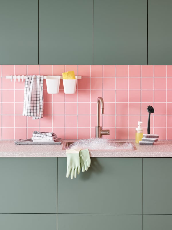 ÄLMAREN mixer tap on a colorful kitchen with a SUNNERSTA wall organizer on the side.