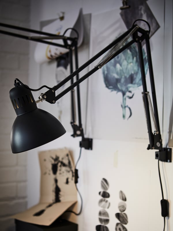Lampe de bureau TERTIAL gris foncé fixée au mur. 