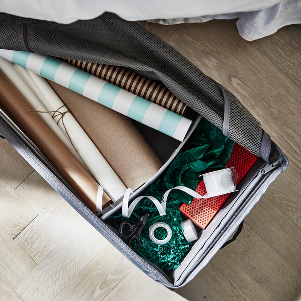 Une boîte de rangement SKUBB gris foncé pour le papier d'emballage.