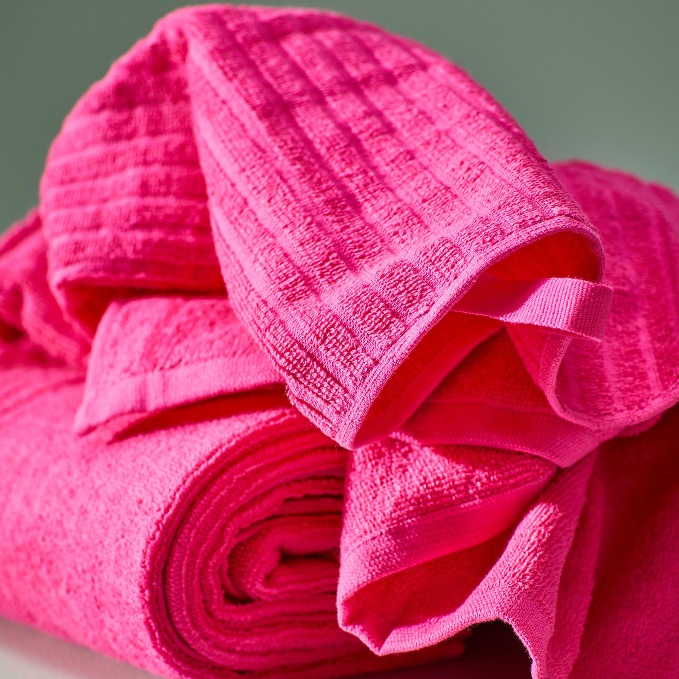 A bright pink VÅGSJÖN bath towel