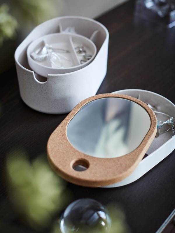 A plastic cork SAXBORGA storage box with mirror lid in the bedroom