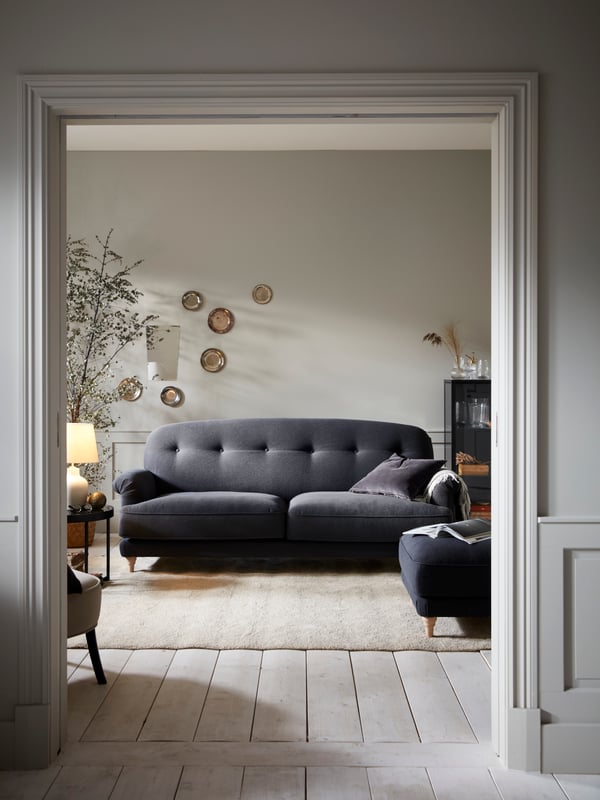 En grå howard soffa 3-sits i sammet.