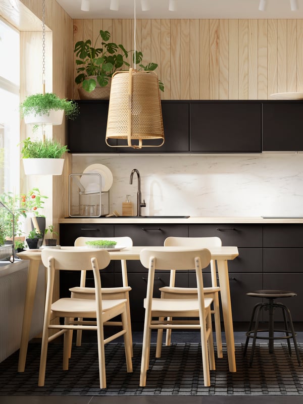 Una mesa LISABO con cuatro sillas de madera.